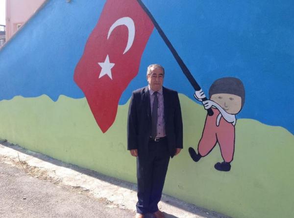 Okulumuz B girişi duvarındaki Türk Bayrağımız Öğretmenimiz Salih Bostancı Tarafından Boyandı